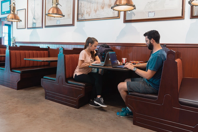 Criação de conteúdo de viagem: trabalhando em um restaurante em Santa Barbara, na Califórnia, EUA).