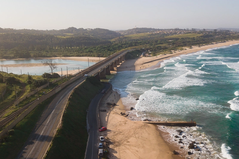 Rio que encontra o mar em Umkomaas