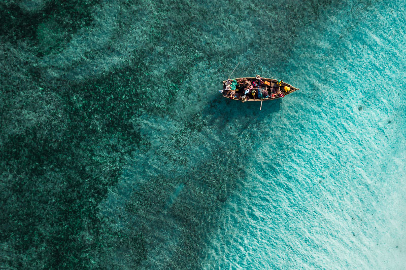 barco de pescadores no meio do oceano em Zanzibar