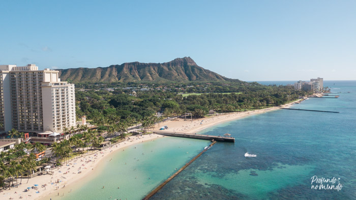 Já contamos aqui como organizamos nosso roteiro de viagem pelas ilhas do Havaí, e vamos dividir aqui nossa sugestão de coisas para fazer em Oahu, a ilha mais turística e com a maior estrutura urbana do Havaí. Por conta disso, acabou perdendo boa parte da beleza natural...