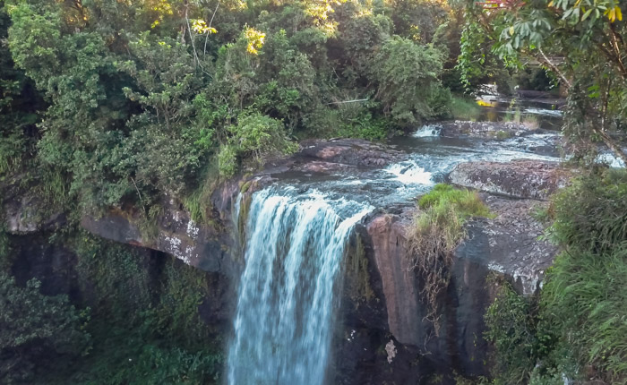 Cachoeira Zillie Falls, em Cairns