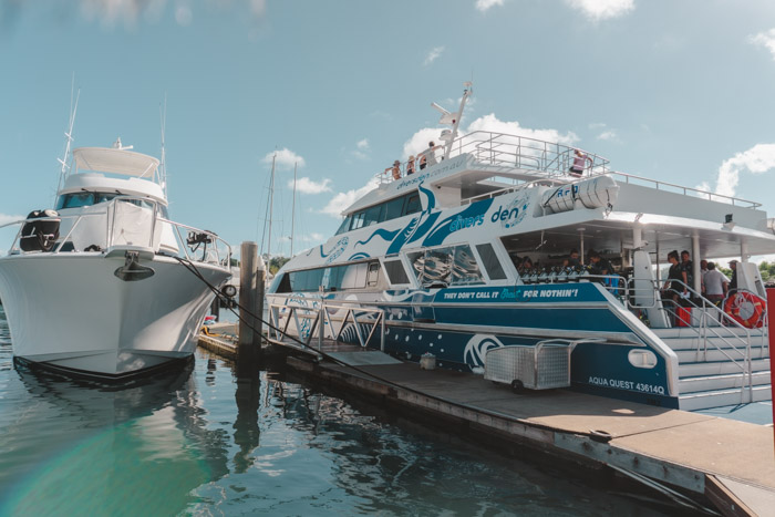 Barco Aqua Quest da Divers Dan na marinha de Port Douglas