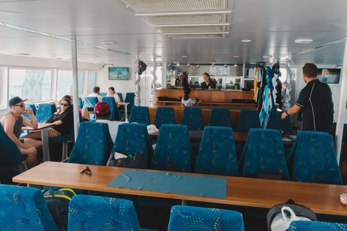 Parte interna do barco Aqua Quest.