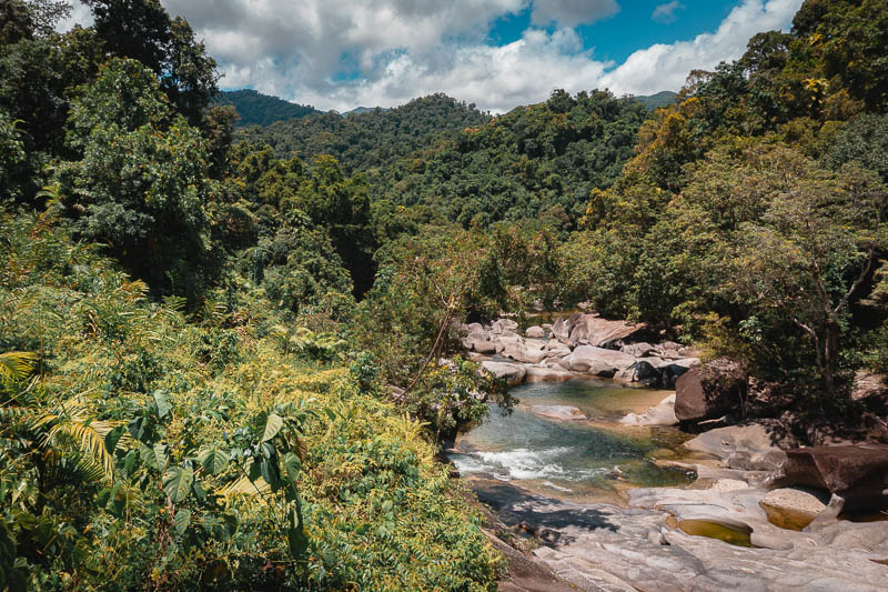 Mirante com vista de Babinda Boulders, cachoeira de Atherton Tablelands, Austrália