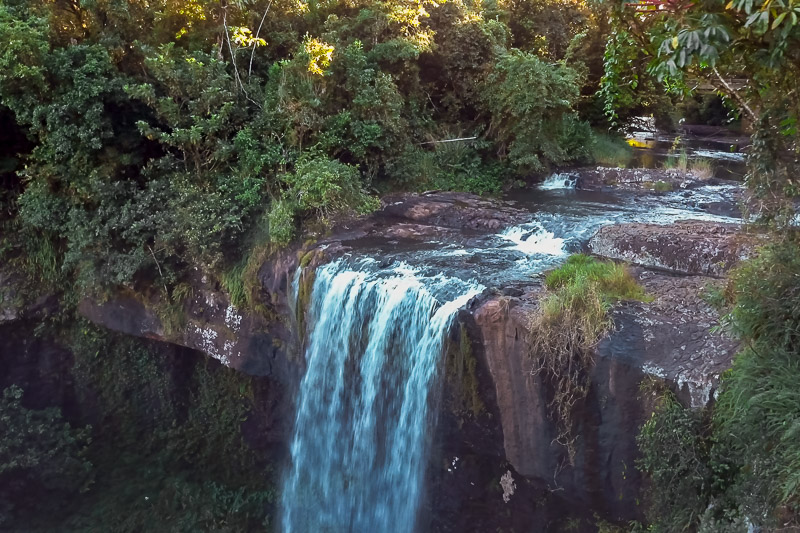 mirante com vista para a Zillie Falls, no circuito das cachoeiras em Cairns