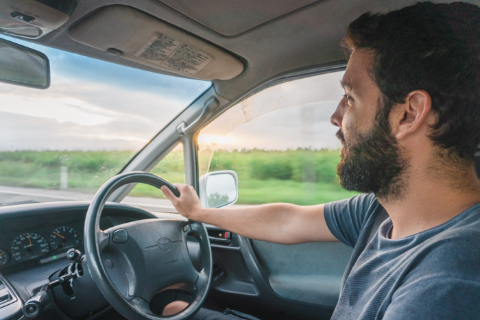 Rafael dirigindo a nossa campervan na mão inglesa, nas estradas da Austrália