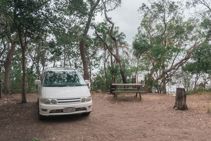 Campervan estacionada em um camping dentro de um Parque Nacional na Australia