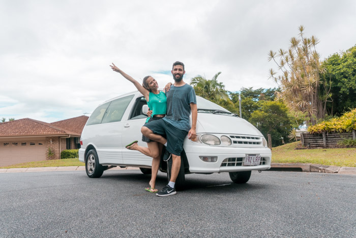 Rafael e Tammíris na frente da campervan, em Cairns