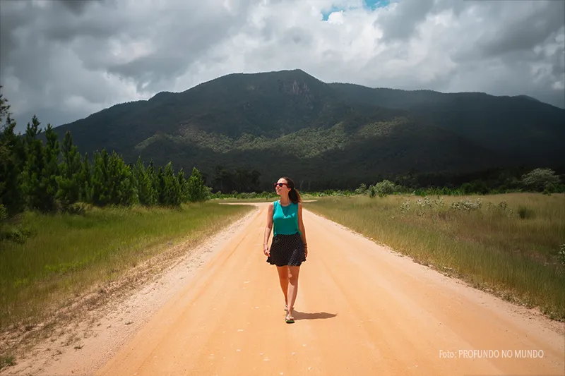 Pessoa caminhando pela estrada da Cardwell Forest Drive