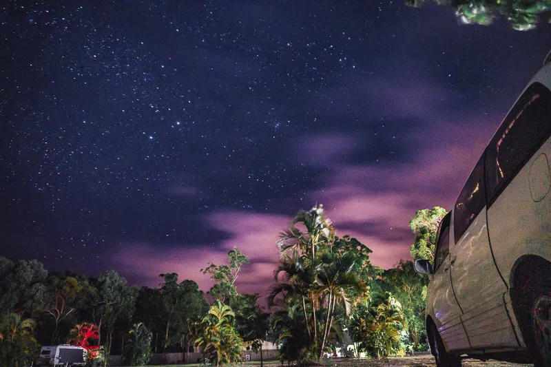 Céu estrelado sobre campervan em Seventeen Seventy