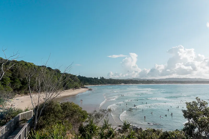 Praia e costa de Byron Bay em Queensland