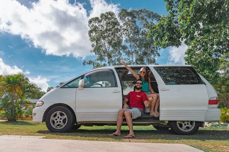Campervan estacionada entre árvores em um camping