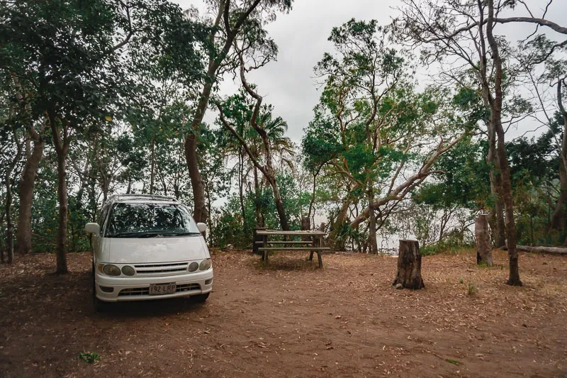 Camping entre árvores em Cape Hillsborough