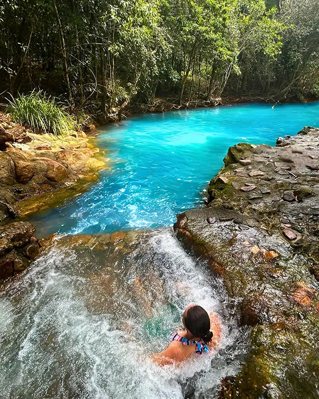 Piscina natural de águas azul-turquesa em Cardwell