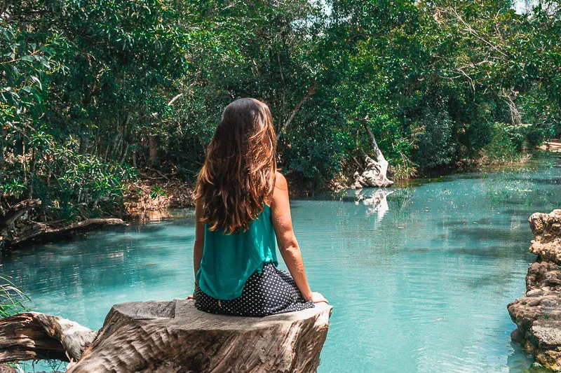 Mulher em piscina natural azul em Cardwell