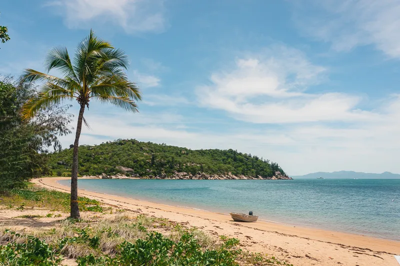 Praia de Magnetic Island cercada por vegetação