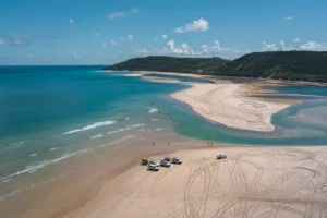Praia e mar de Double Island Point em Queensland