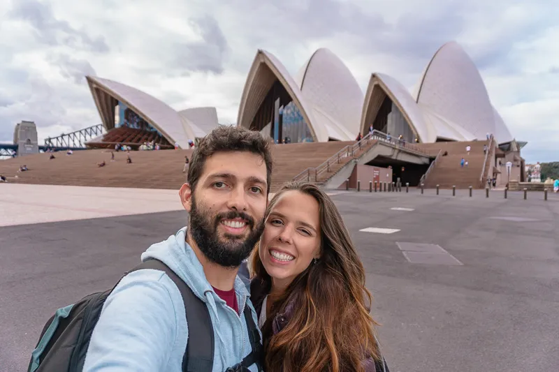 Casal diante da Sydney Opera House