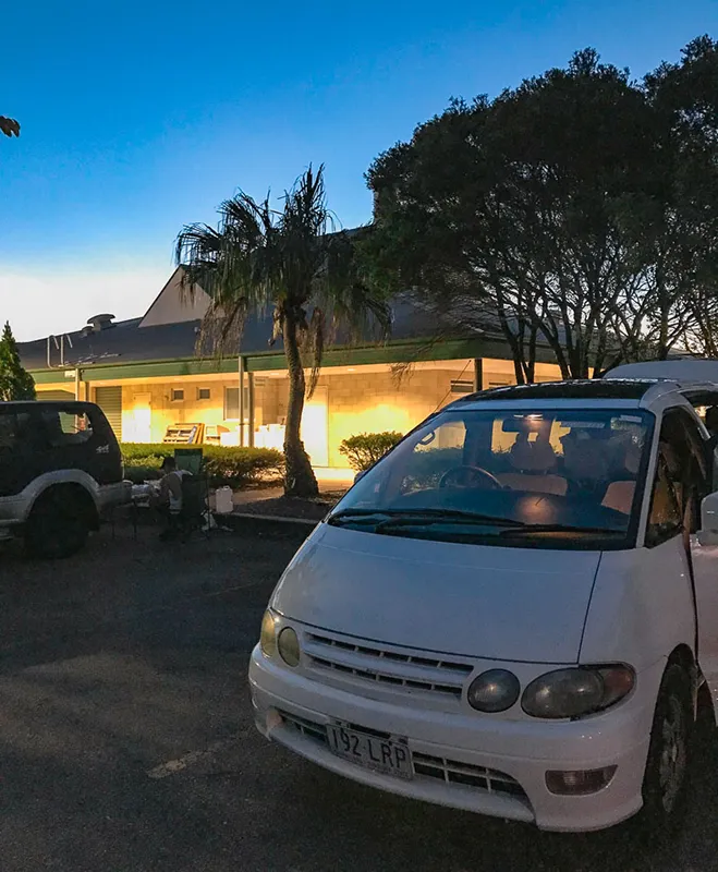 Campervan estacionada ao entardecer em Townsville