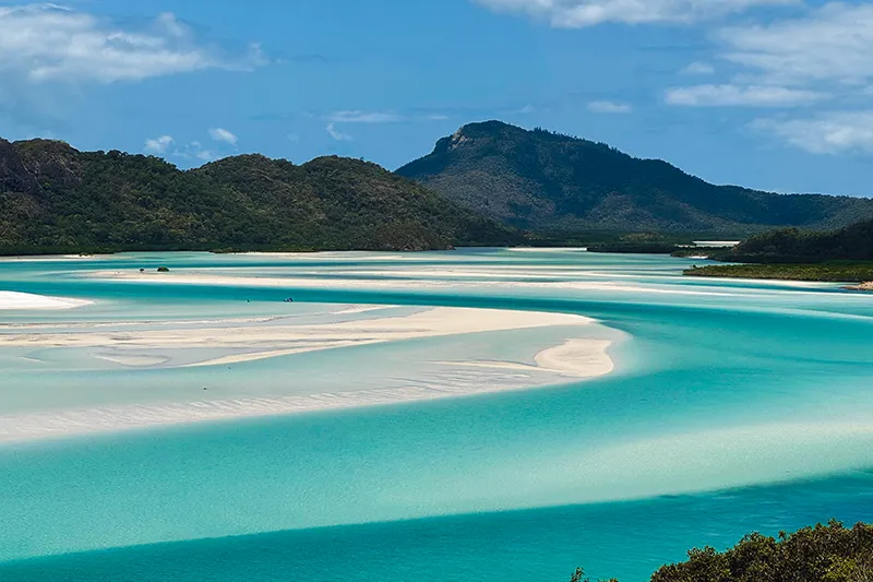 Praia de águas azul-turquesa nas Whitsundays