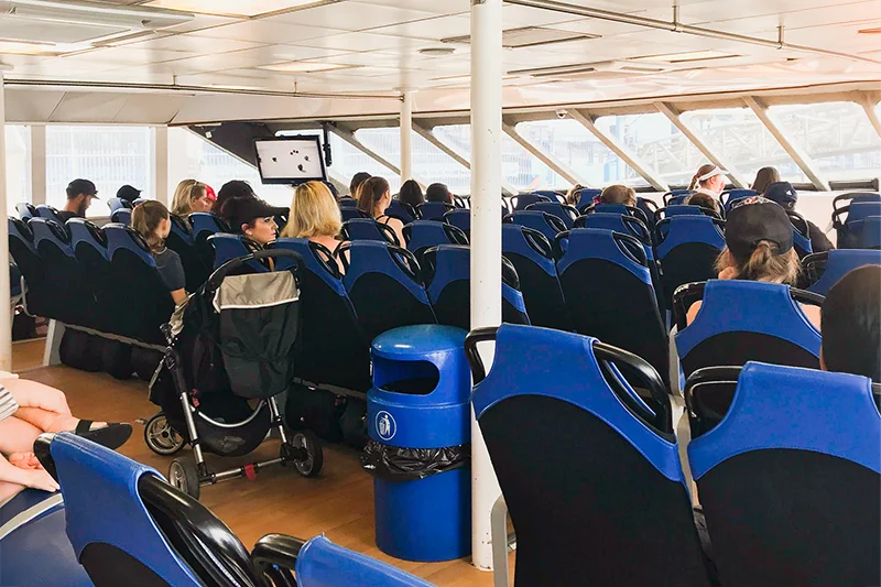 Interior do ferry da SeaLink Queensland durante a travessia entre Townsville e Magnetic Island.