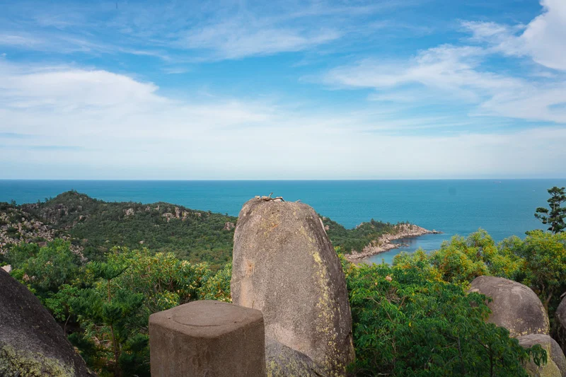 Vista do mar e da vegetação de Magnetic Island durante a trilha Forts Walk.