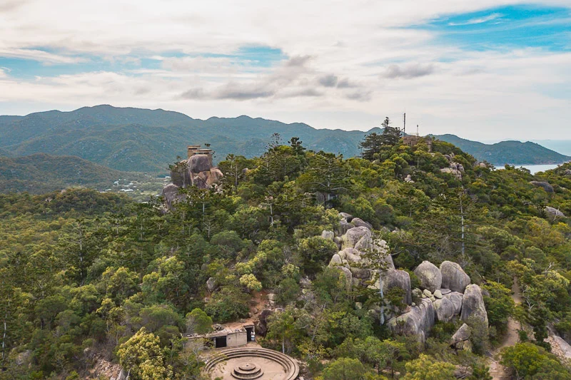 Trilha Forts Walk em Magnetic Island, cercada por vegetação nativa e formações rochosas.