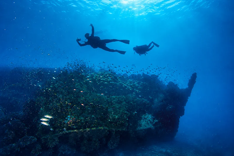 Mergulhadores exploram os destroços do naufrágio SS Yongala, na costa de Queensland, Austrália.