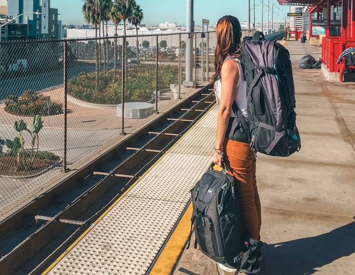 Mochilão nas costas, esperando trem em Los Angeles: o que levar para uma viagem de volta ao mundo?
