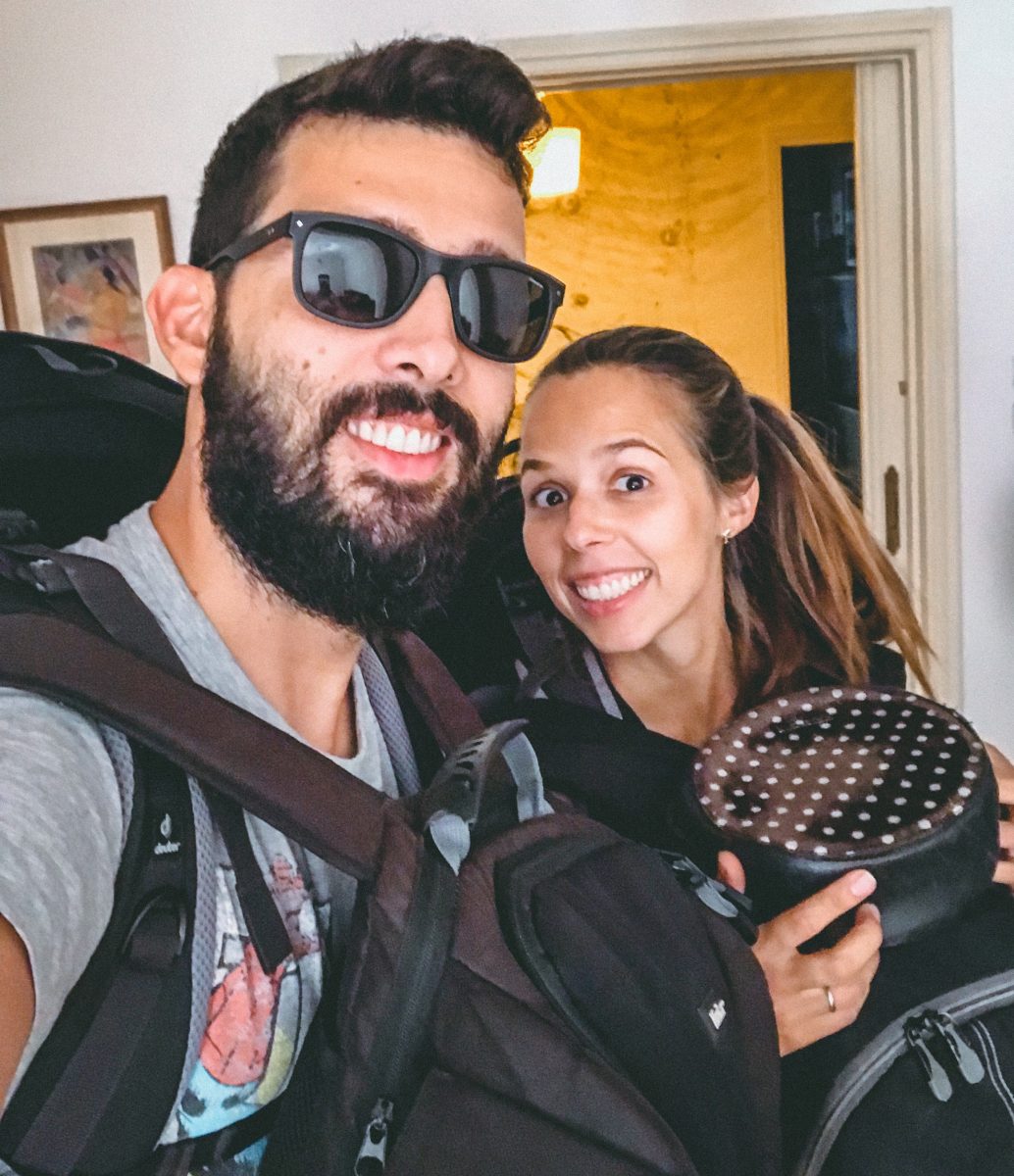 Com as mochilas nas costas, prontos para o próximo destino: o que levar para uma viagem de volta ao mundo?