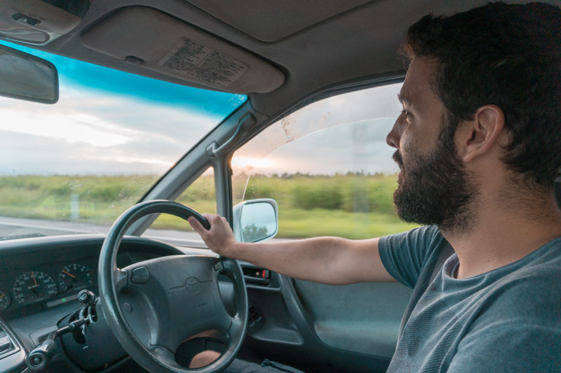 Como é dirigir na mão inglesa