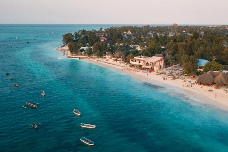 Como chegar em Zanzibar: você pode pegar um avião, ou chegar de ferry.