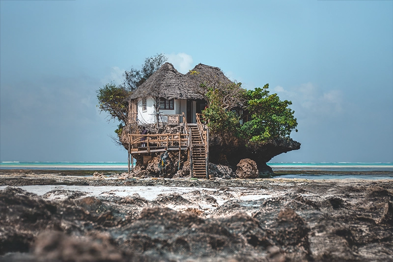 Restaurante The Rock, que fica sobre as águas, é uma dos lugares para visitar em Zanzibar