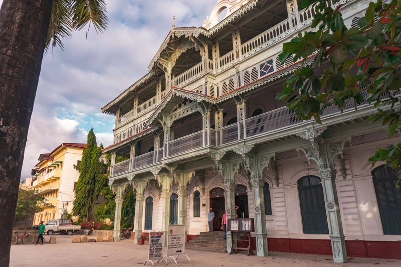 vale a pena fazer um walking tour em Zanzibar para conhecer o Antigo Dispensário, prédio mais bonito de Zanzibar