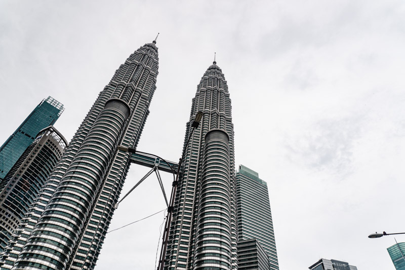monções no sudeste asiático - petronas towers em kuala lumpur, na malásia