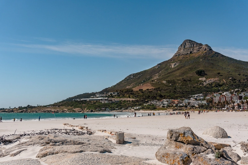 A praia de Camps Bay tem uma vista linda para a Lion's Head, e é uma das coisas para fazer na Cidade do Cabo