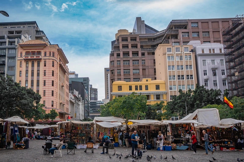 GreenMarket Square é uma feirinha de artesanatos que vale entrar na sua lista de coisas para fazer em Cape Town
