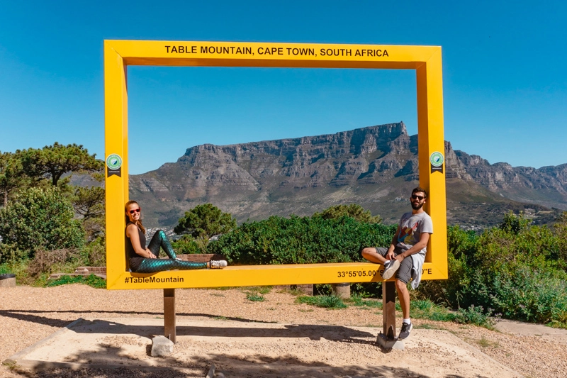 Moldura amarela enquadrando a Table Mountain, na Cidade do Cabo
