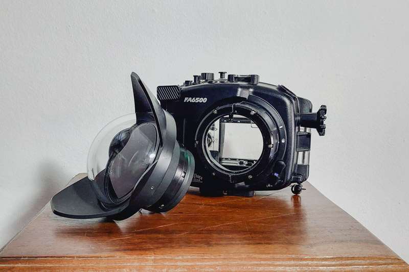 Caixa estanque da Fantasea com a "lente grande angular molhada" (wet wide angle conversion lens)