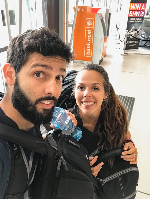 Tatá e Rafa, do Profundo no Mundo, de mochilão no aeroporto de Perth, na Austrália, rumo a Bali, na Indonésia.