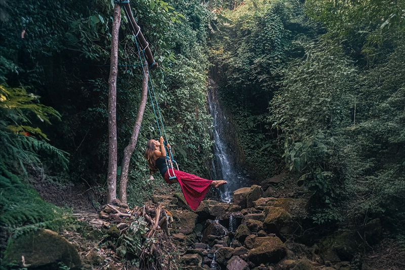 Balanço na cachoeira, no meio da floresta, em Bali. 