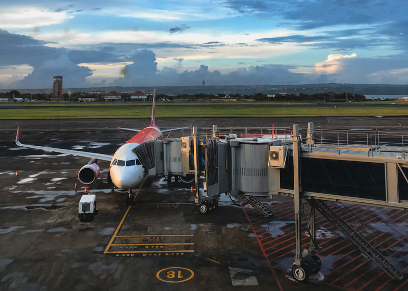 avião no aeroporto - como levar dinheiro para viajar - cartao de credito - acumular milhas