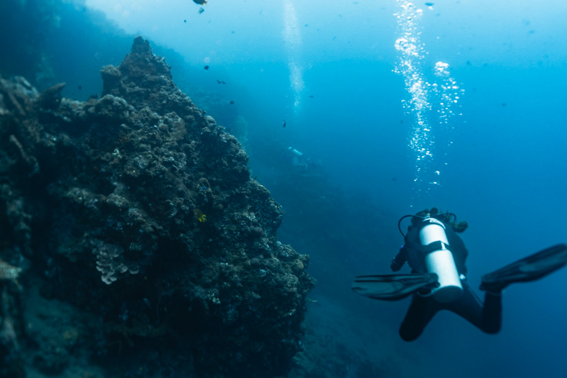 Mergulho no paredão de Tulamben (Drop Off).