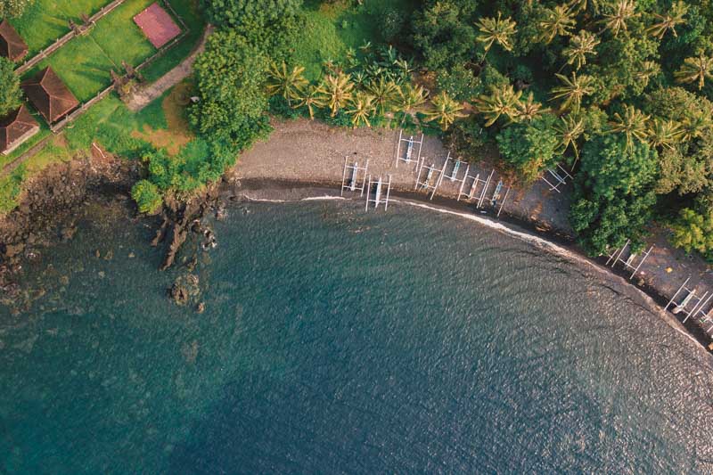 vista aéra de praia em tulamben, bali, indonésia