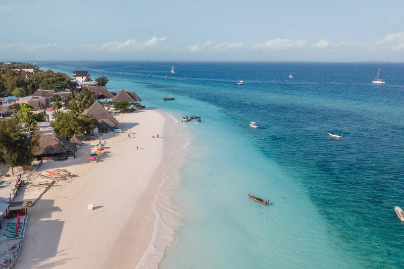Aérea da praia de Nungwi em Zanzibar