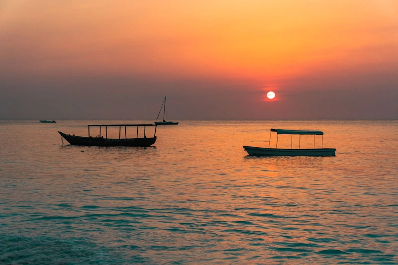Por do sol na praia em Zanzibar