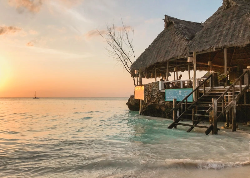Restaurante à beira mar em Nungwi, no pôr do sol.