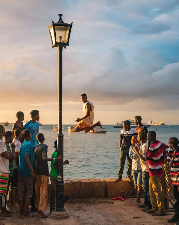 Competição de saltos em Stone Town, principal cidade de Zanzibar