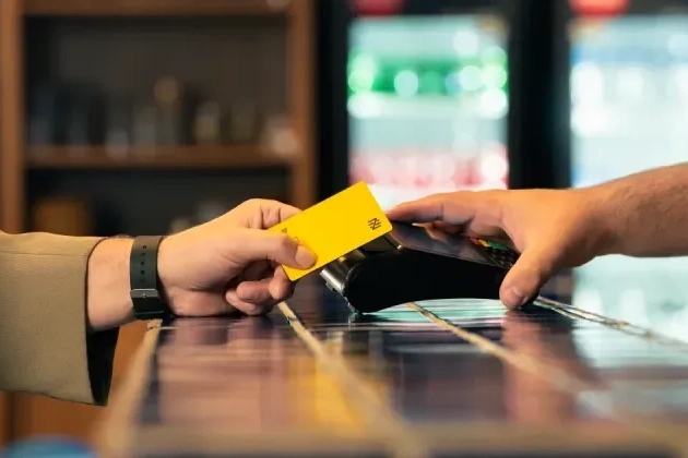 Pagamento com cartão físico da Nomad, uma ótima opção de conta internacional para levar dinheiro na viagem