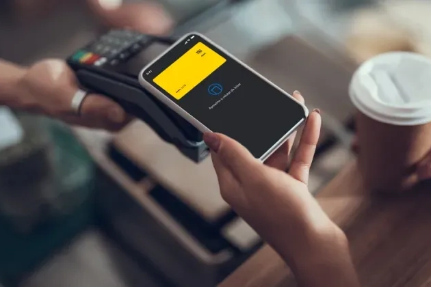 Pagamento com cartão virtual da Nomad, uma conta internacional que converte automaticamente os gastos para a moeda local.